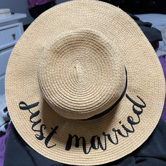 Just Married Sun Hat - Picture 2 of 3